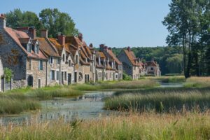 Voici pourquoi ce village charentais entouré de marais est un trésor inépuisable pour les visiteurs