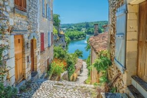 Découvrez le charme indéniable de Balazuc, un village médiéval perché au-dessus de l'Ardèche