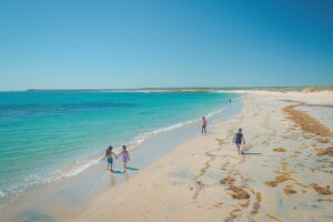 Voici pourquoi vous devriez visiter la grande plage de Carnac avec votre famille cet été